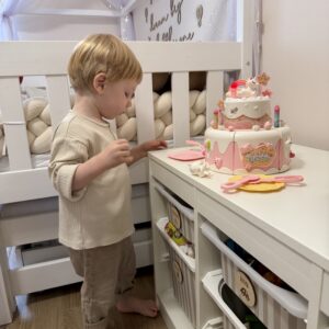 Tort urodzinowy piętrowy do krojenia na rzepy muzyka światła 16 el.