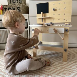 Warsztat z narzędziami na stoliku zestaw majsterkowicza